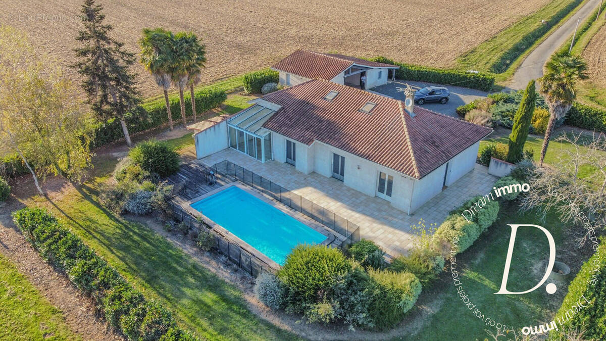 Maison à VILLECOMTAL-SUR-ARROS