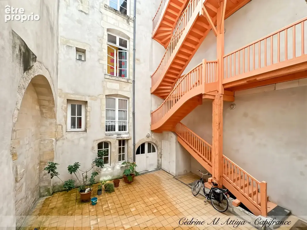 LA ROCHELLE, centre historique, STUDIO MEUBLÉ et rénové de 16m2, 1er étage, local à vélos - photo 6