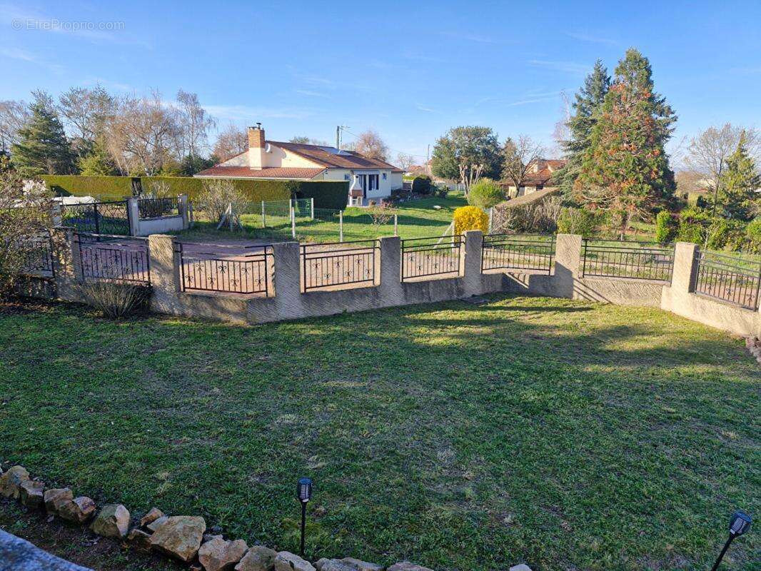 Maison à COMMELLE-VERNAY