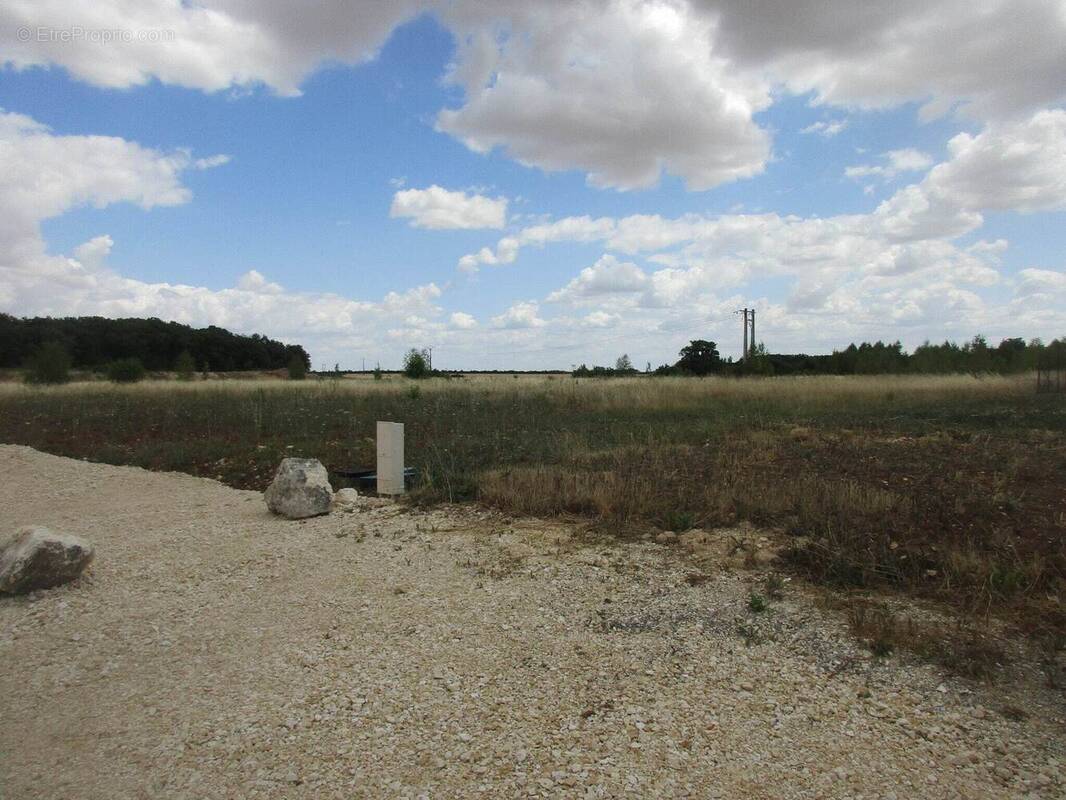 Terrain à TROUY