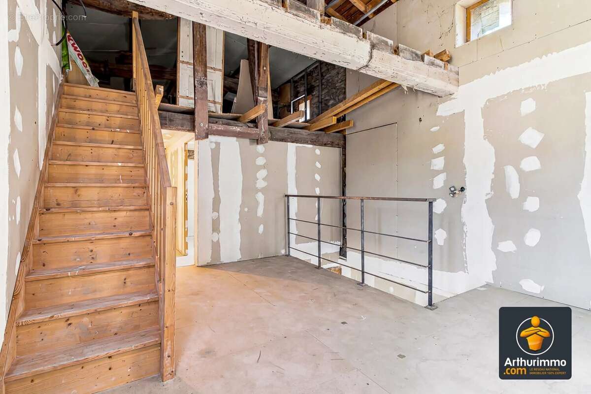 Trèves, secteur Le Burel - Maison authentique en pierre, sur un terrain de 745 m². - photo 7
