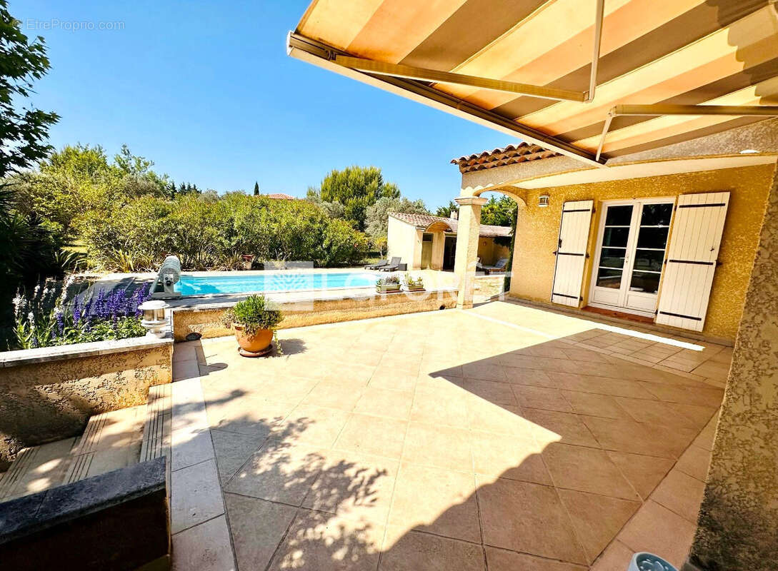 Villa Arles 5 pièce(s) 155.74 m2 - photo 2