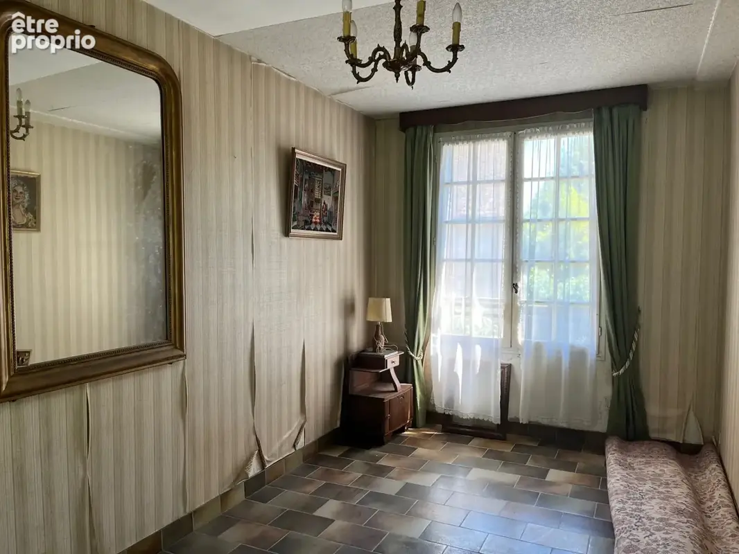 Coussac Bonneval Proche commerces, maison 5 pièces à rénover, garage et jardin. - photo 10