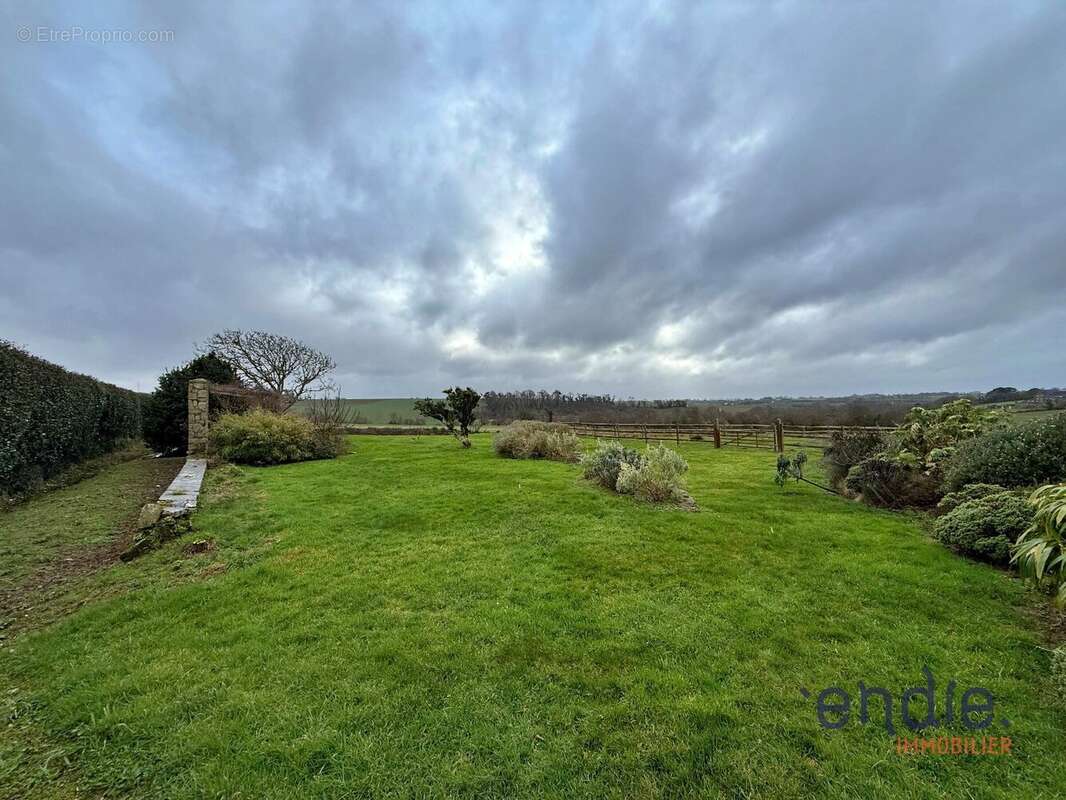 Commerce à PLONEVEZ-PORZAY