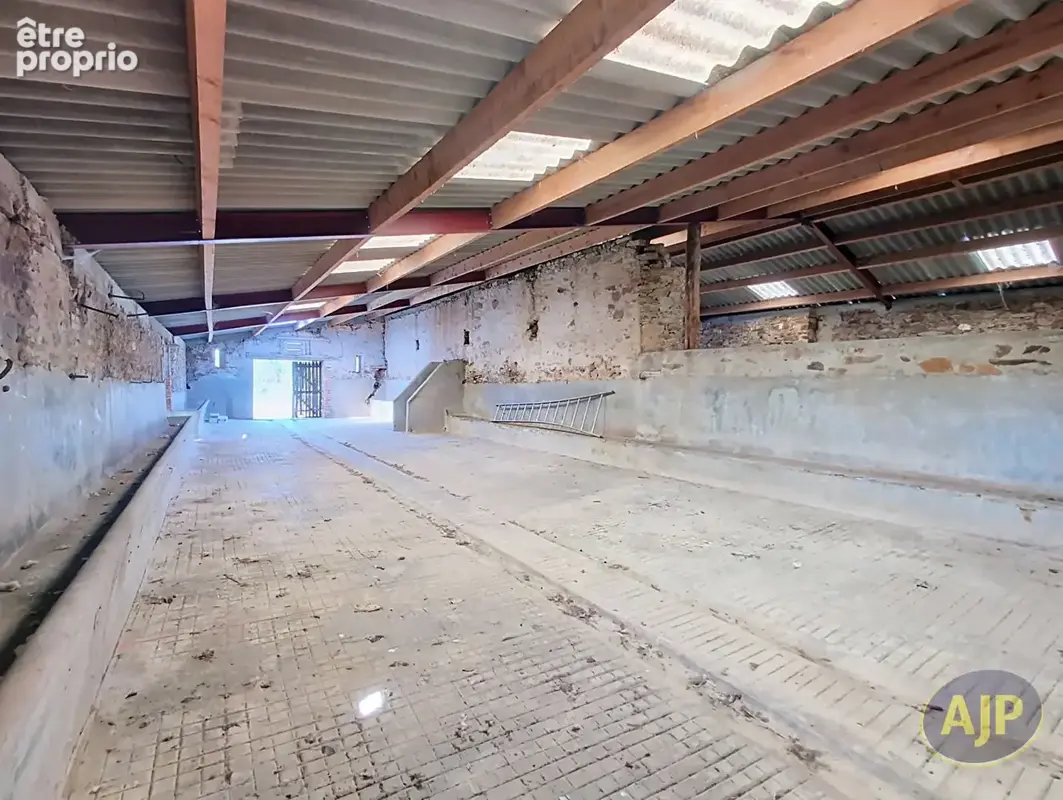 Belle grange en pierre sur + 1800 m² - photo 2