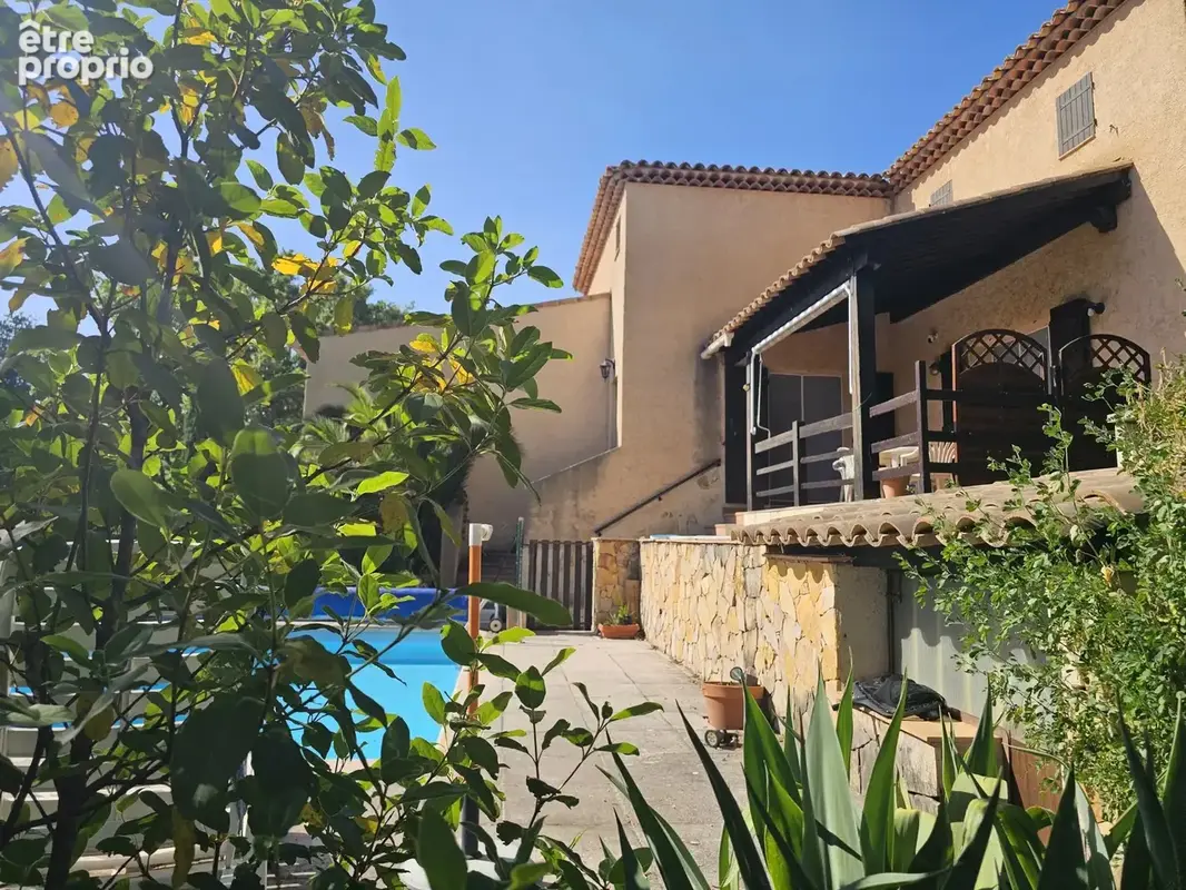 Villa provençale avec piscine, garage et vue dégagée à pied du village - photo 2