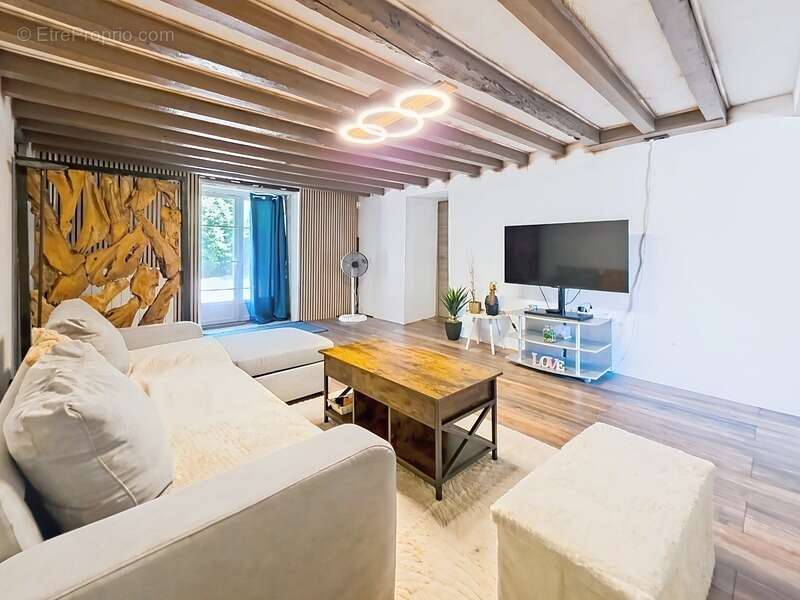 Maison en pierre rénovée avec dépendances –  Terrain de 2 200 m² - photo 7