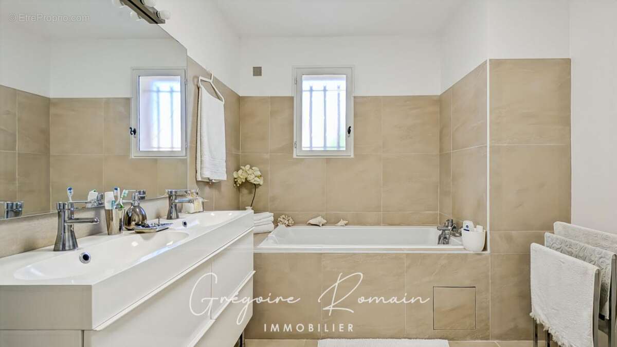 Maison à SAINT-CHAMAS