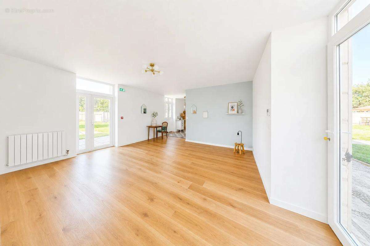 Charme absolu: maison rénovée à Neuville-de-Poitou - photo 4