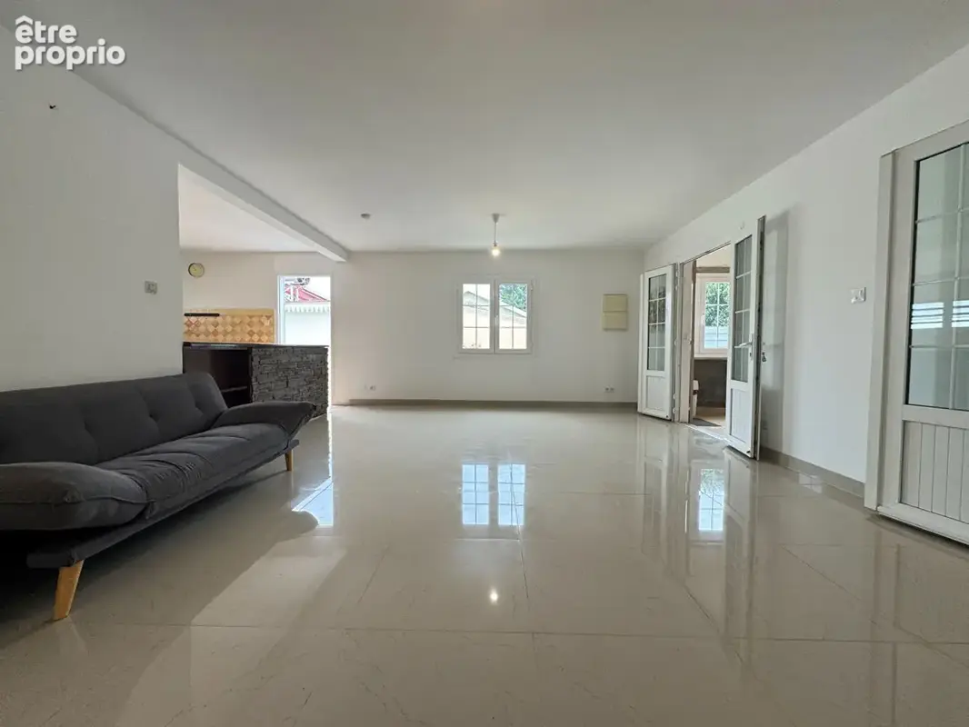 A VENDRE - Sainte-Marie - Maison T4 avec piscine et dépendance implantée sur un terrain de 636 m2 plat et cloturé - photo 3