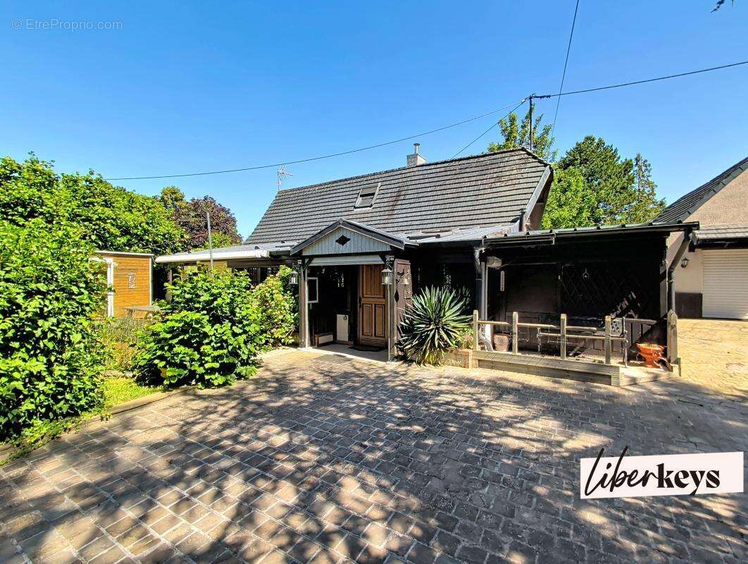 Maison de campagne située à BOURTH, 3 chambres, nombreux garages et remises sur terrain de 1024m2 clos et paysagé - photo 2