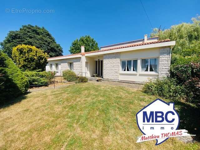 Maison à MONTREVAULT