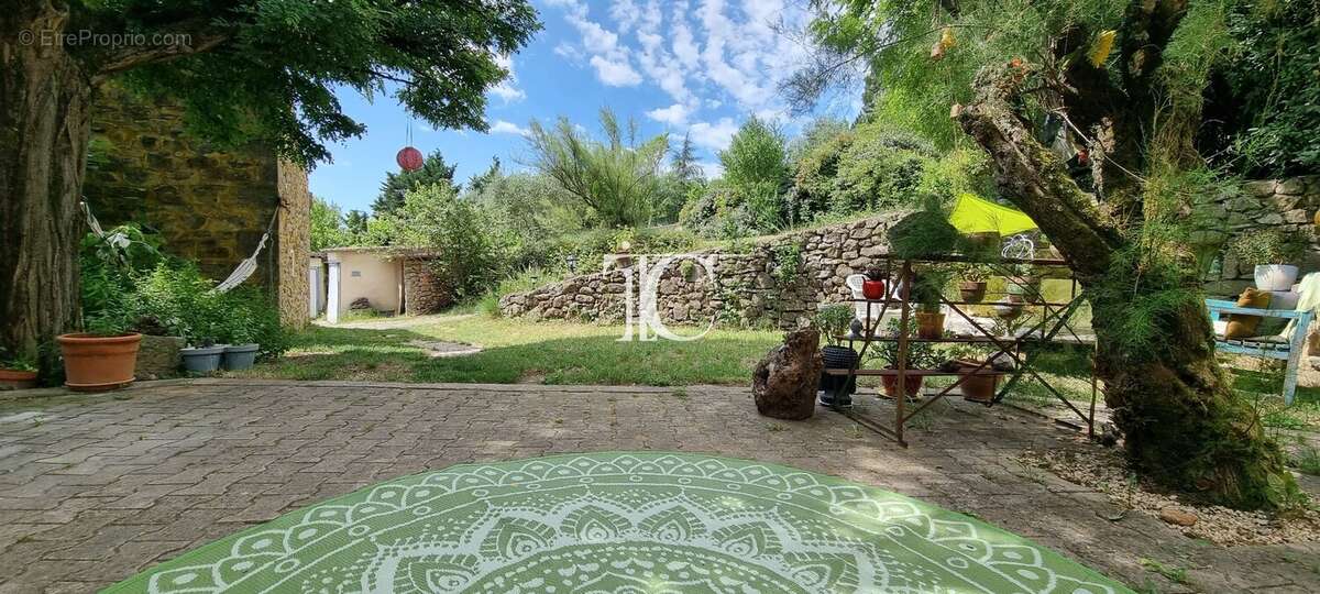 Propriété de caractère composée de trois logements indépendants avec piscine et potentiel de développement - photo 8