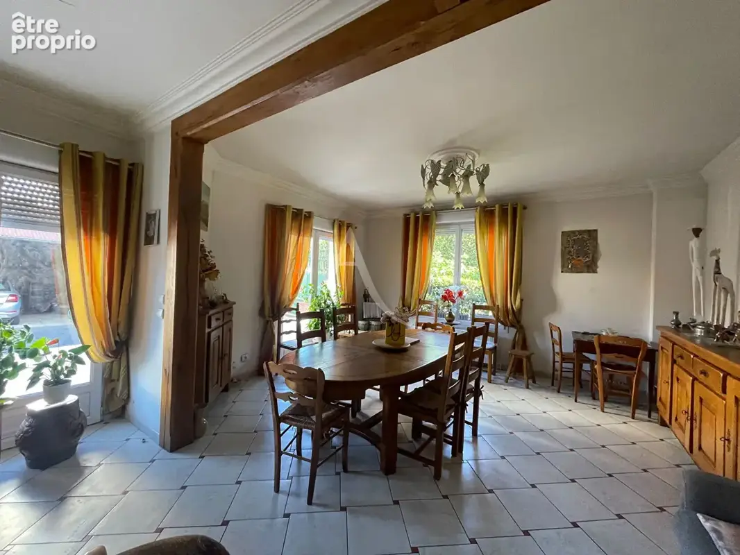 Centre ville de Gournay en Bray maison d'habitation avec un très grand bâtiment - photo 2
