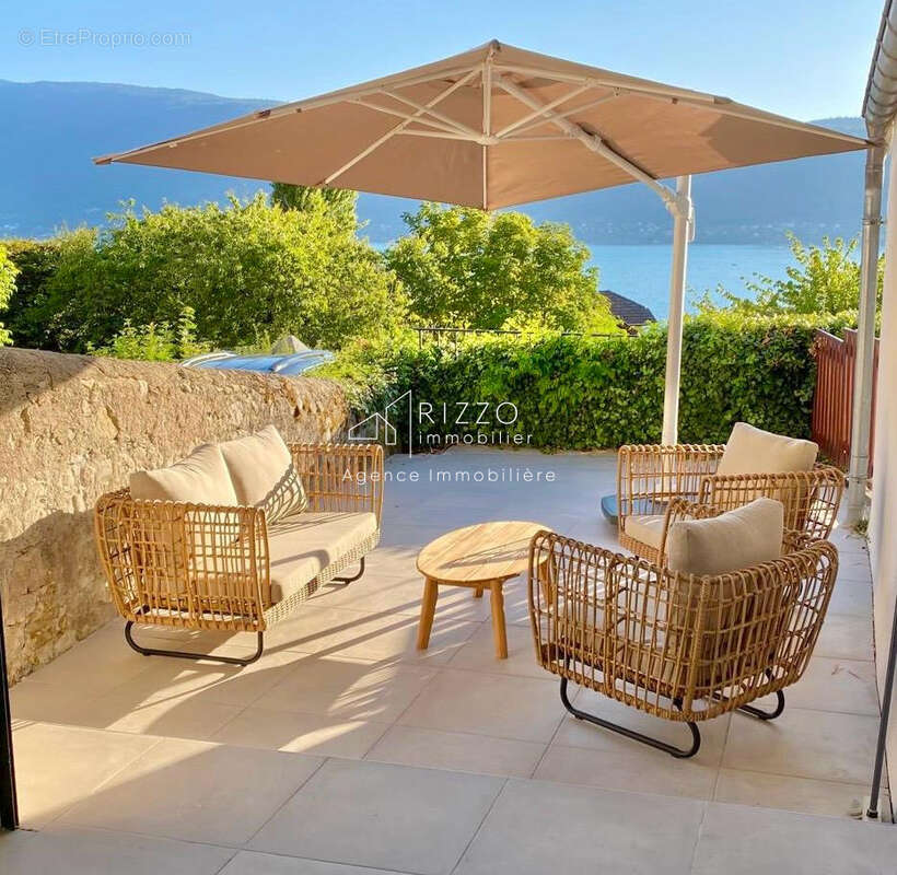 Appartement refait à neuf avec grande terrasse vue lac !!! - photo 16