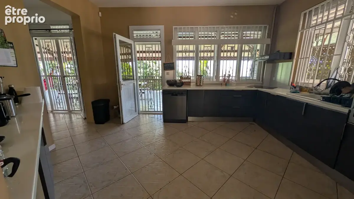 Exceptionnel à Cayenne Bourda : Villa d’architecte avec vue mer panoramique et fort rendement locatif - photo 21