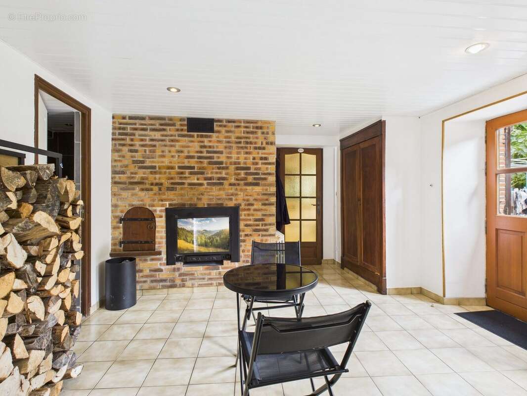 Entrée avec cheminée - Maison à BAGNEUX