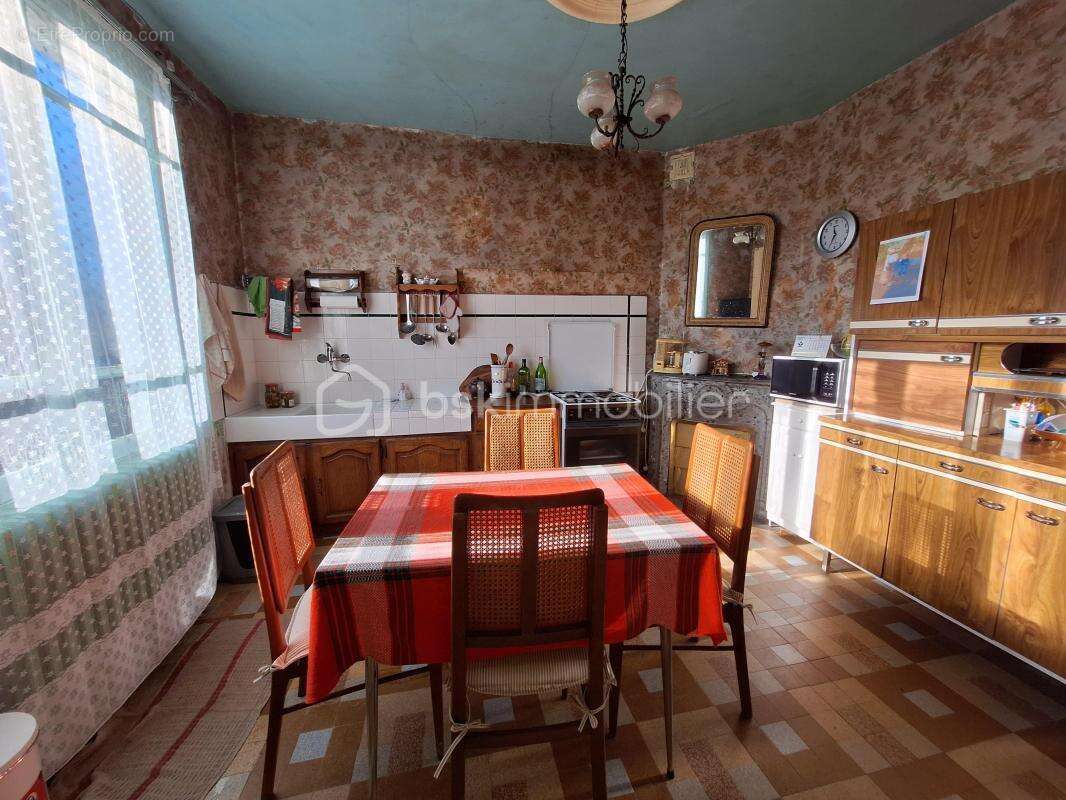 Maison à AMBRIERES-LES-VALLEES