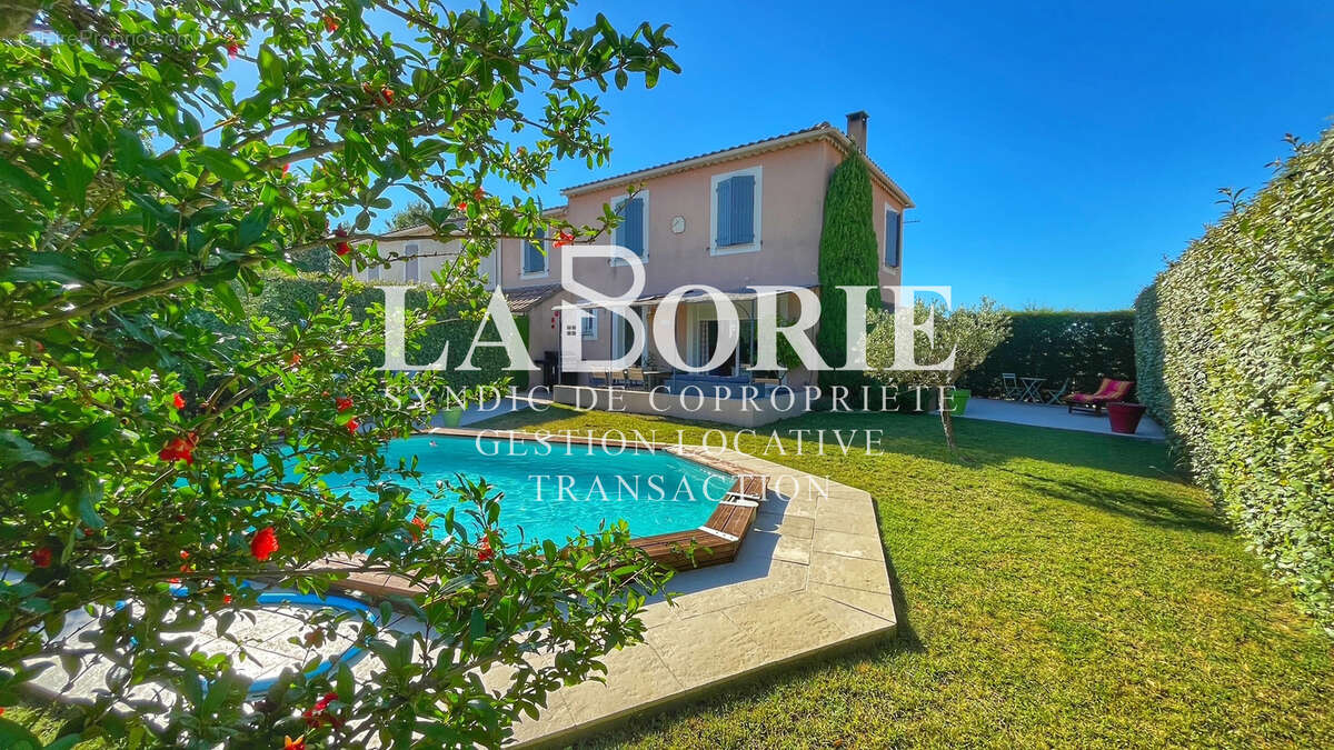 À Rochefort-Du-Gard (30), villa de 98 m2 avec piscine sur terrain de 529 m2 - photo 2