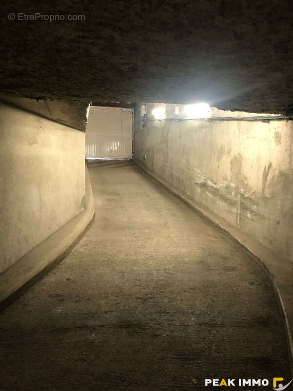 Parking à PARIS-10E
