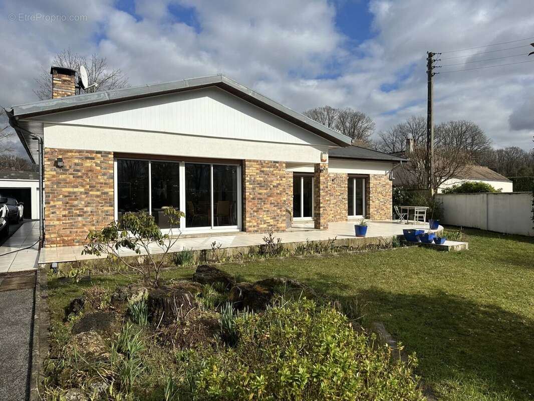 Maison à LE MESNIL-SAINT-DENIS