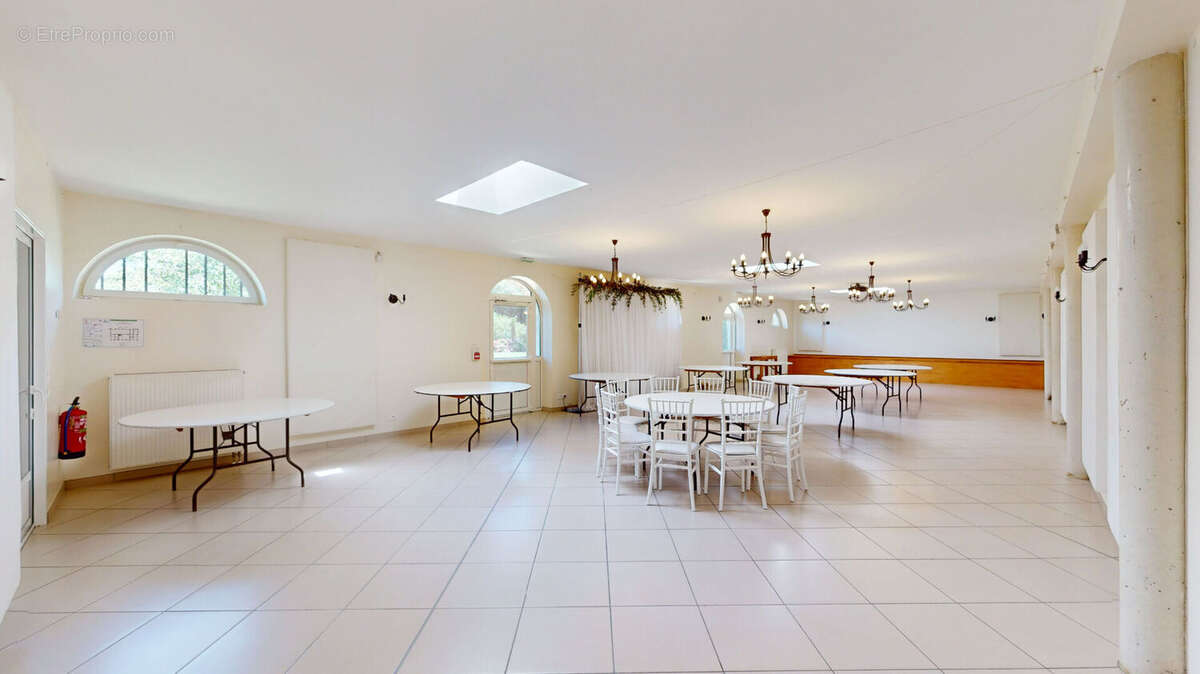 A VENDRE ! Domaine de réception avec activité  Murs et fonds de commerce  Saint-Pierre-du-Perray (91) - photo 4