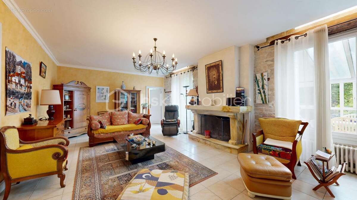 Une maison de caractère avec piscine intérieur au cœur d’un environnement paisible - photo 4