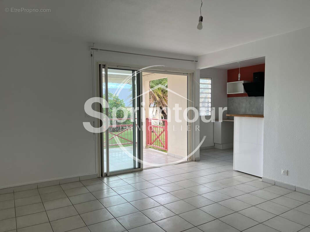 SAINT-CLAUDE - Appartement T3 rénové avec terrasse dans une résidence sécurisée avec piscine - photo 18