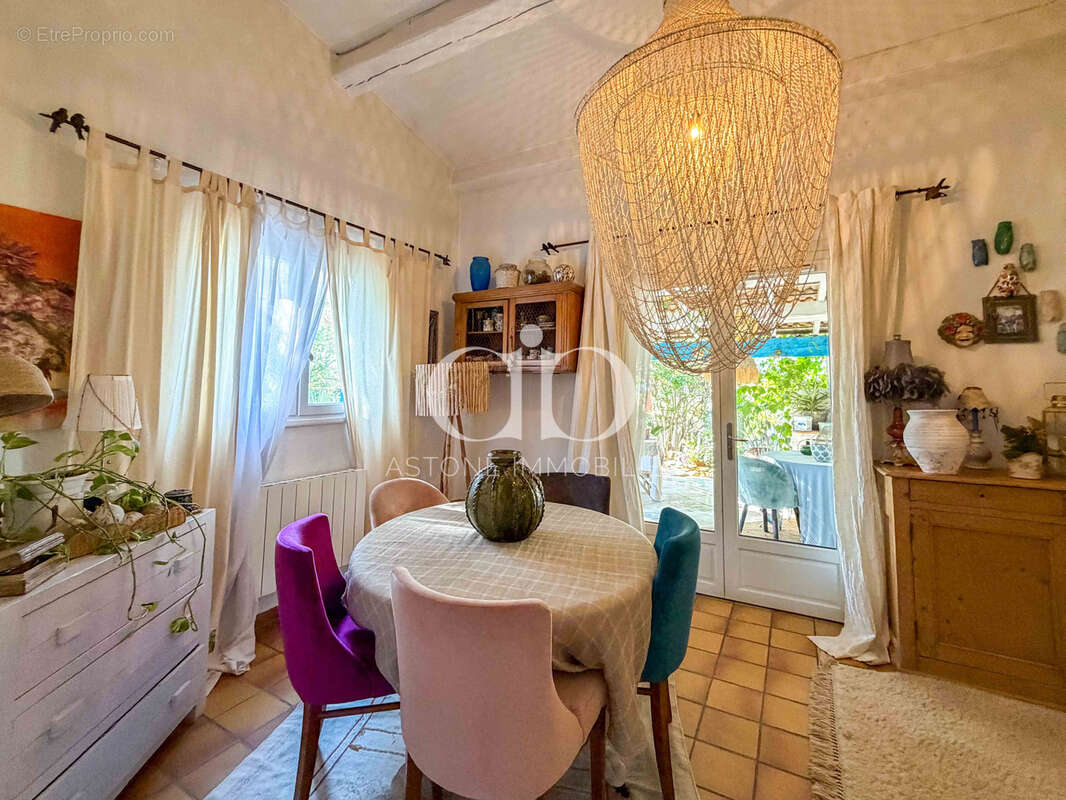 Maison à CEYRESTE