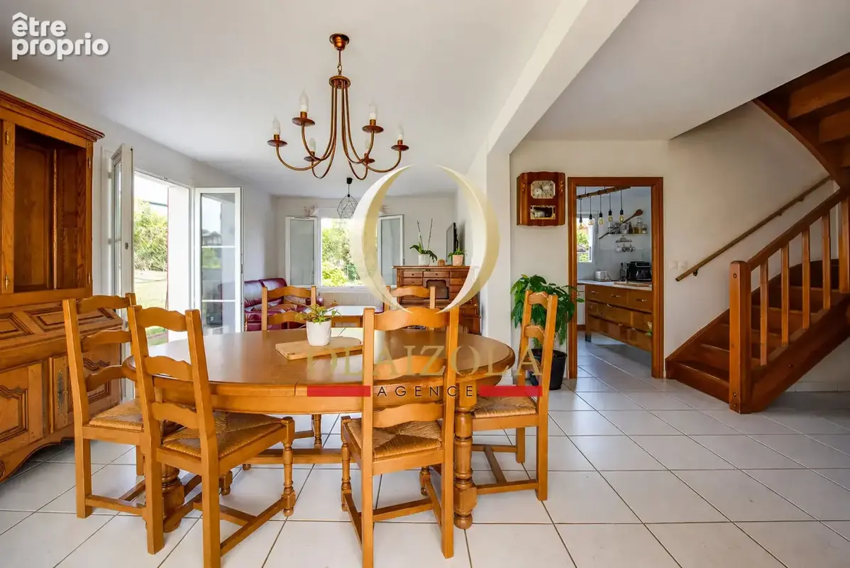 URRUGNE - Maison familiale avec jardin et garage, proche du bourg et des plages - photo 5