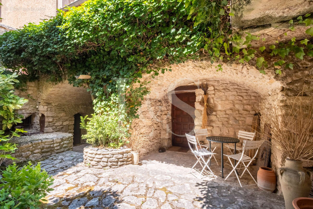 Maison à VENASQUE