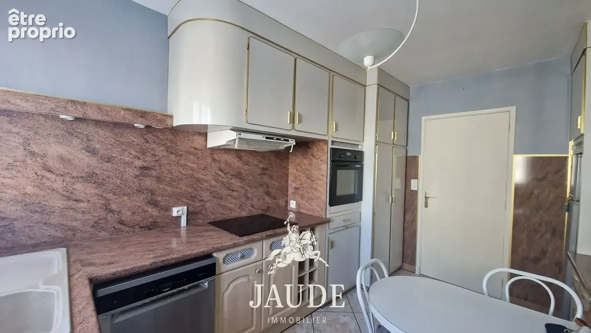 Issoire spacieux appartement t4 de 101 m2 à rafraîchir avec balcon,cave et vue sur l’abbatiale - photo 14