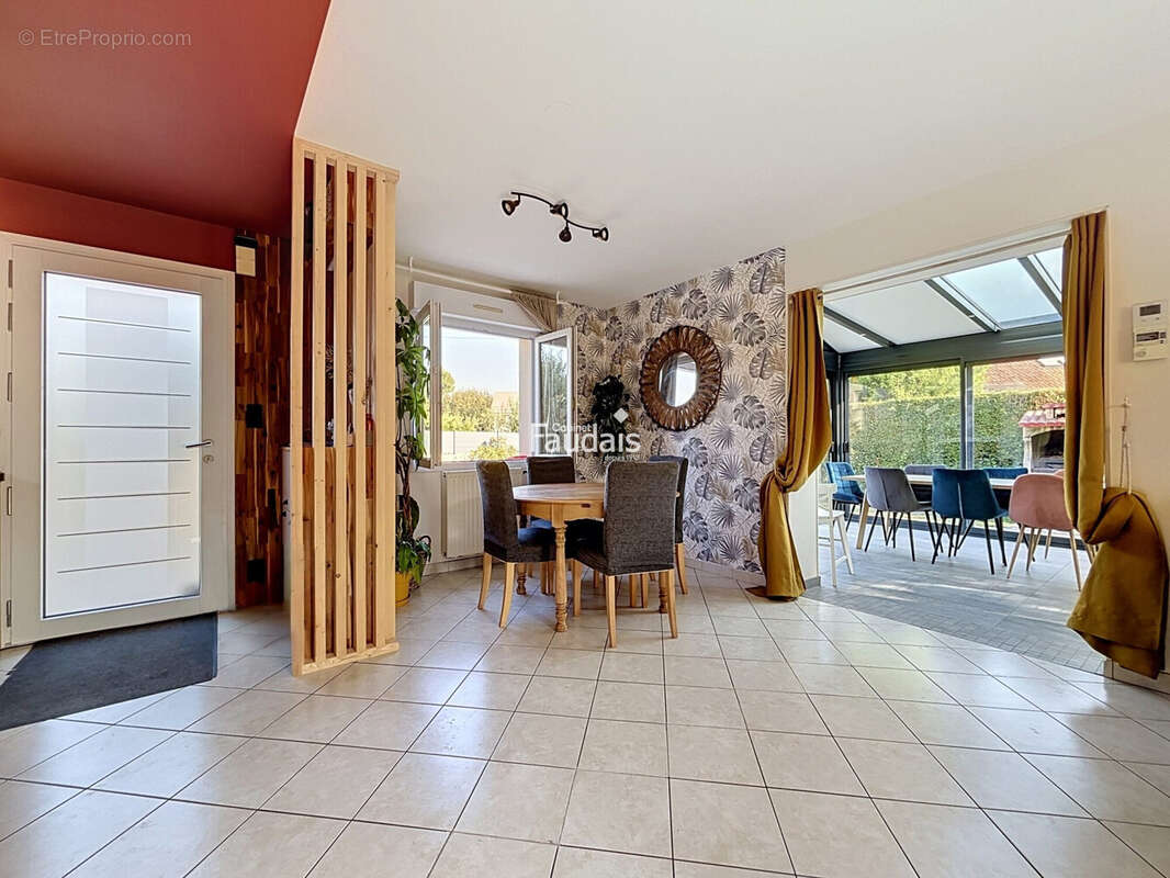 Maison 130 m² à Saint-Symphorien-Le-Valois  - photo 5