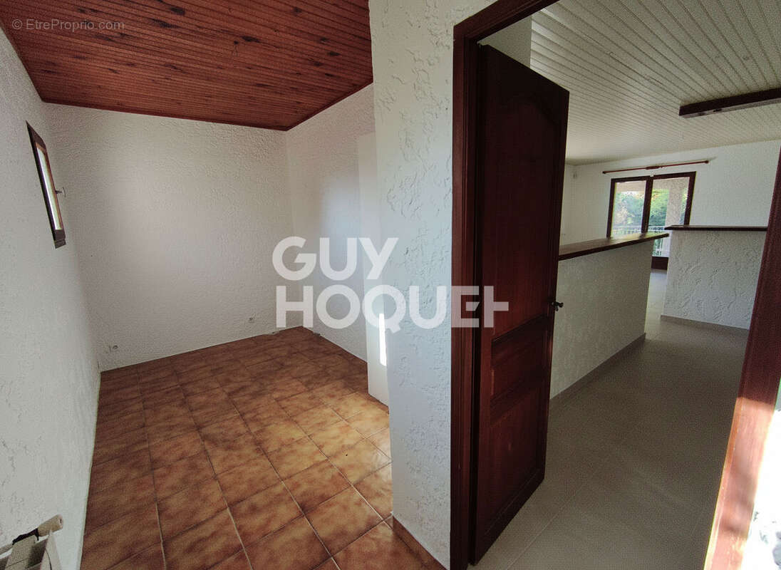 Maison à ENTRAIGUES-SUR-LA-SORGUE