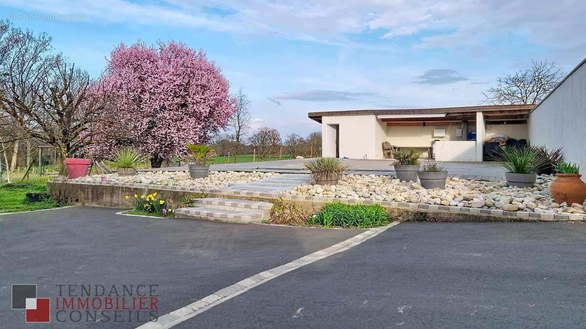 Maison à SAINT-ETIENNE-DES-OULLIERES