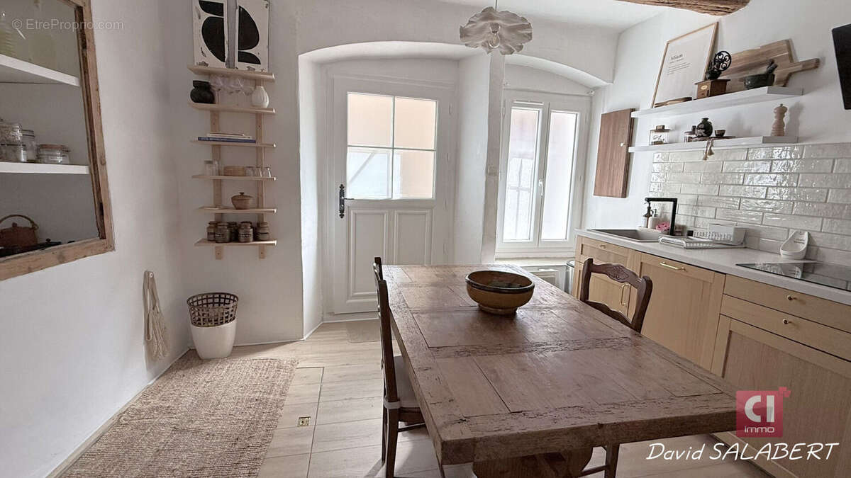 La Roquebrussanne  Maison de village rénovée avec charme, 2 chambres, salon cocooning - photo 3