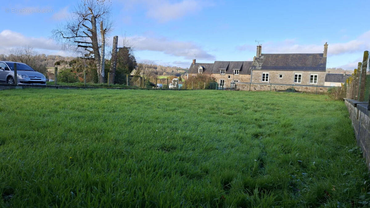 Terrain à SAINTE-CECILE