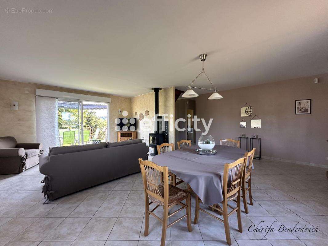 Maison à SAINT-SEURIN-DE-PRATS