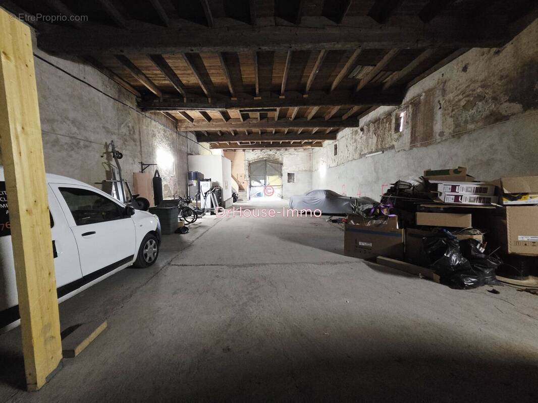 Parking à NISSAN-LEZ-ENSERUNE