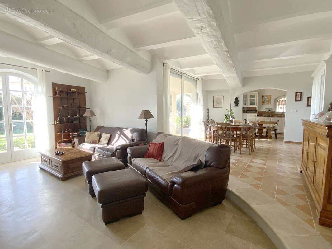 Très belle villa dans un village avec commerces sur un terrain de 3500 m2. - photo 3