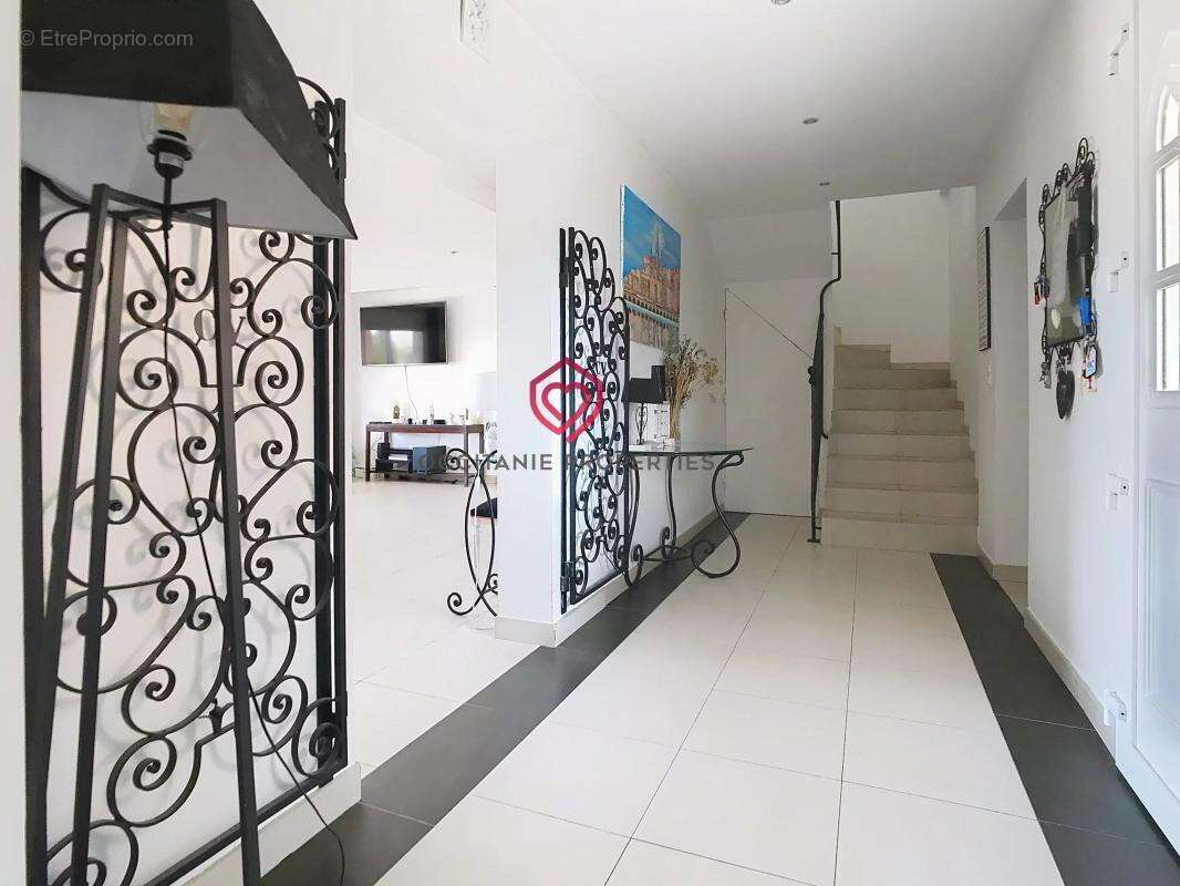 Elégante villa contemporaine avec piscine - photo 6