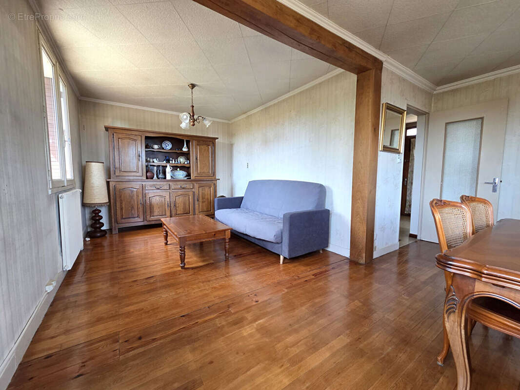 Maison individuelle de 75m²  à rénover - Terrain de 1 750 m² - Grenier aménageable - À 3 min de Bletterans - photo 4