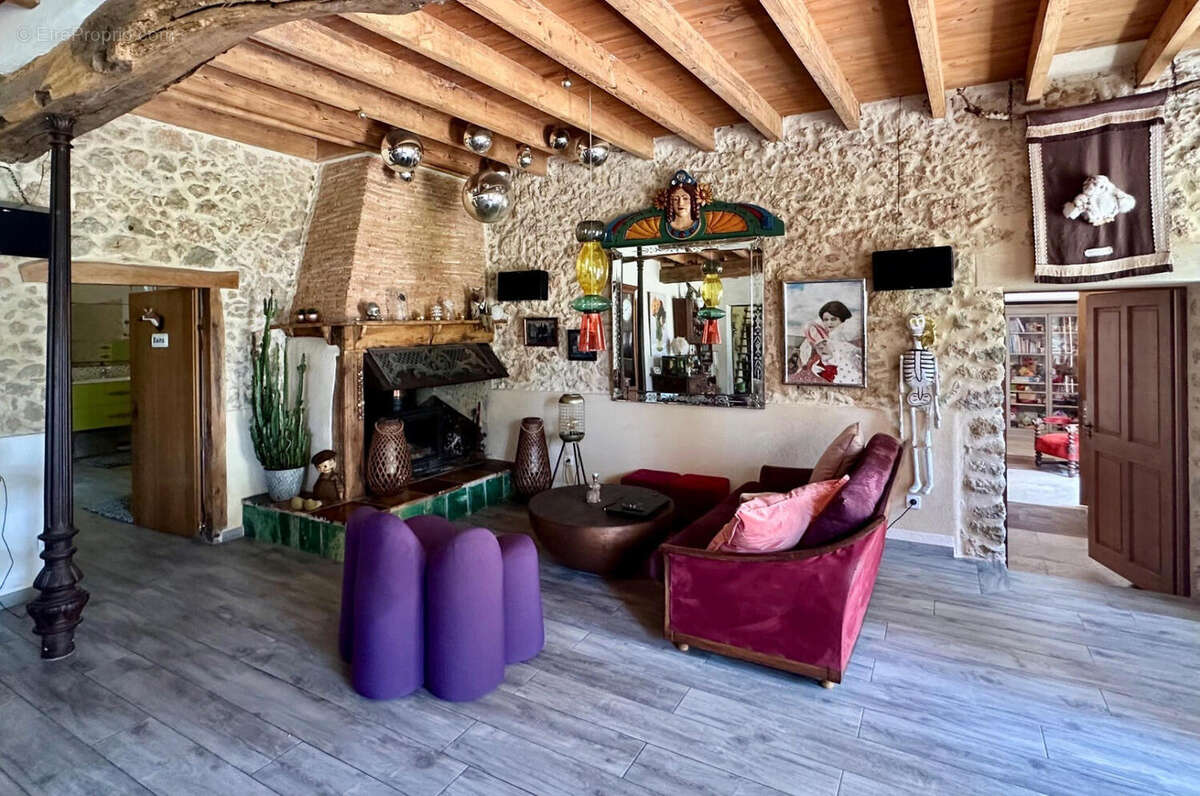 coin cheminée - Maison à VIC-FEZENSAC