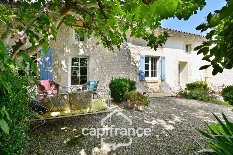 Maison charentaise rénovée à vendre 6 pièces COURCELLES (17), proche commerces, d'une superficie de 149m² avec atelier et jardin - photo 2