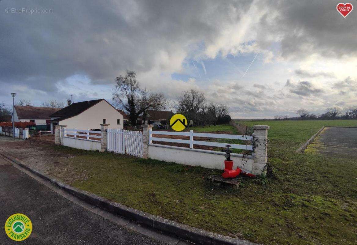 Terrain à MARSEILLES-LES-AUBIGNY