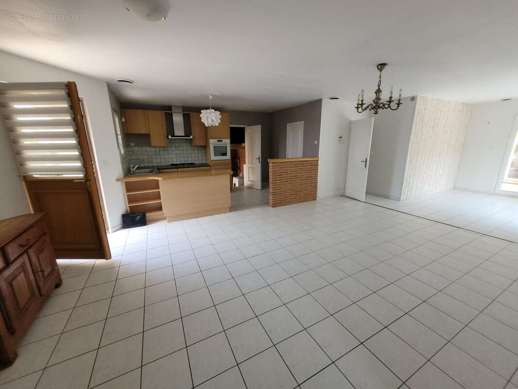  FLEURY Villa de type V d'une SH 152 m2 sur 3 faces sur un terrain de 619 m2 avec piscine. - photo 6
