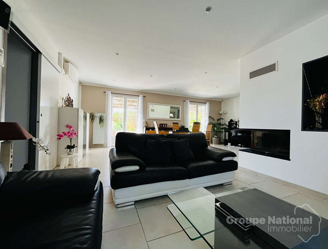 Maison à LA ROQUE-SUR-CEZE