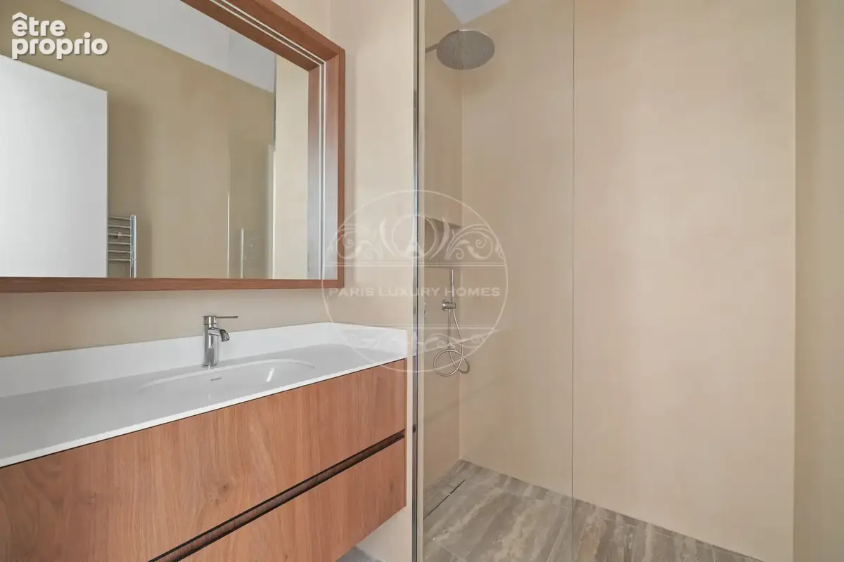 Superbe loft avec verrière à Paris 1er ! - photo 12