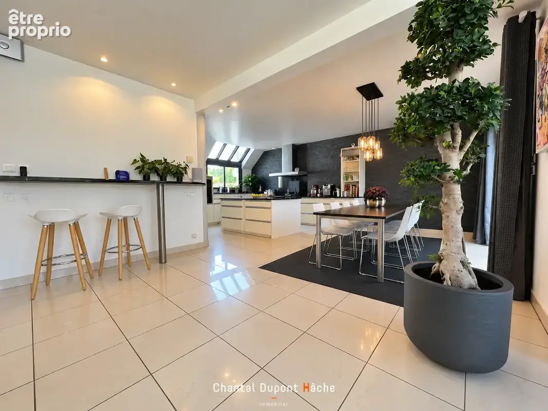 CHARTRES GARE A PIED - Maison contemporaine de 2005, 258m2 habitables, jardin et double garage ! - photo 6
