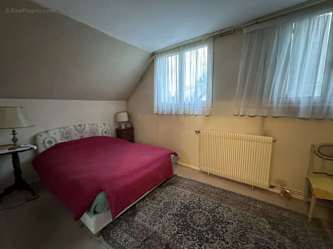 Maison à LE MESNIL-SAINT-DENIS